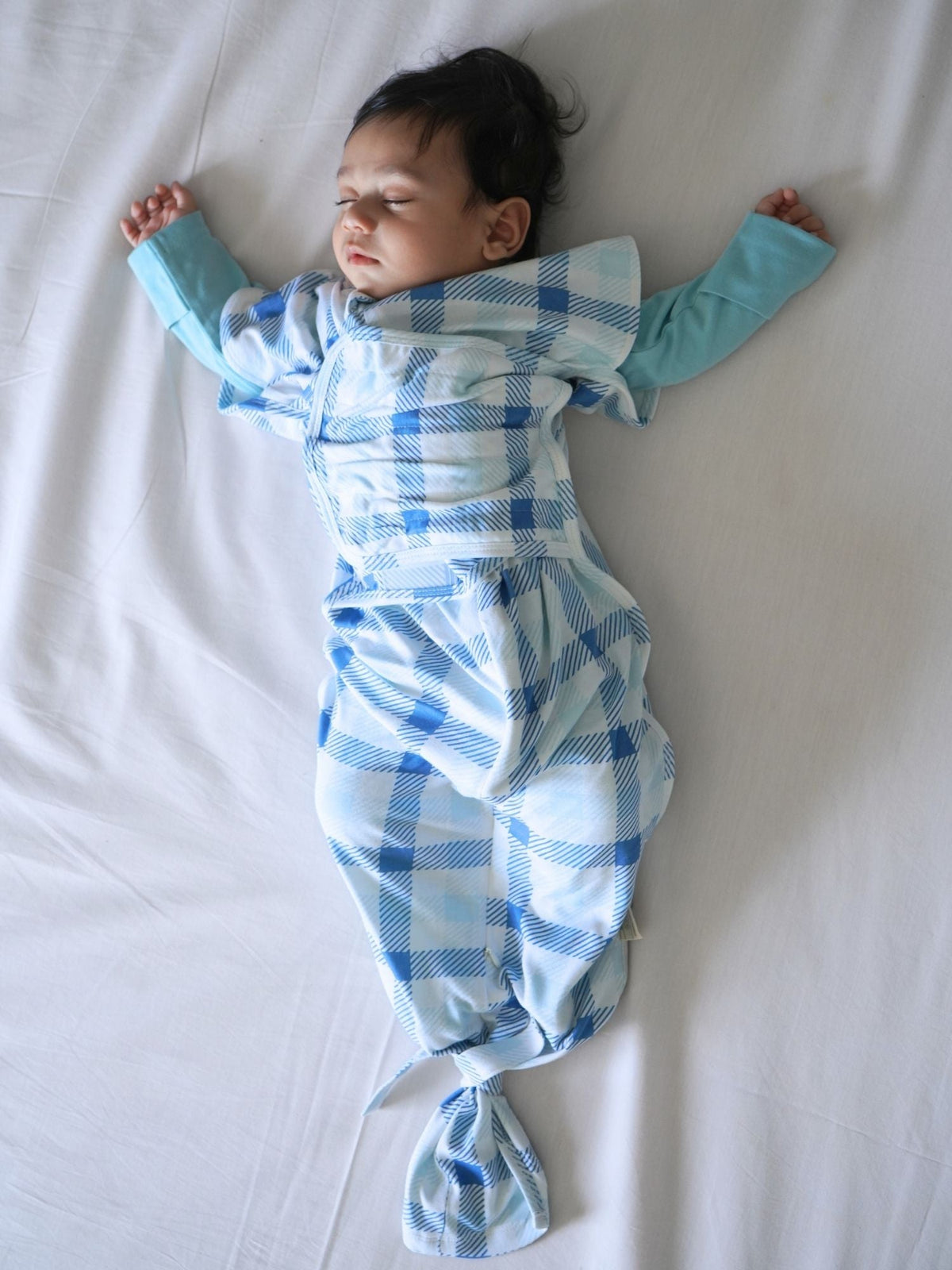bamboo SNUGZIE™ 3 arms position swaddle pod - blue gingham